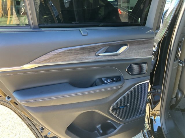 Used 2022 Jeep Grand Cherokee Overland w/ Luxury Tech Group IV image 17