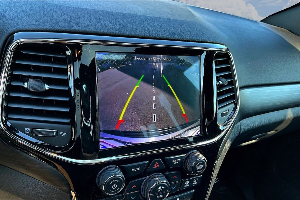 Used 2019 Jeep Grand Cherokee Altitude AWD/4WD image 16