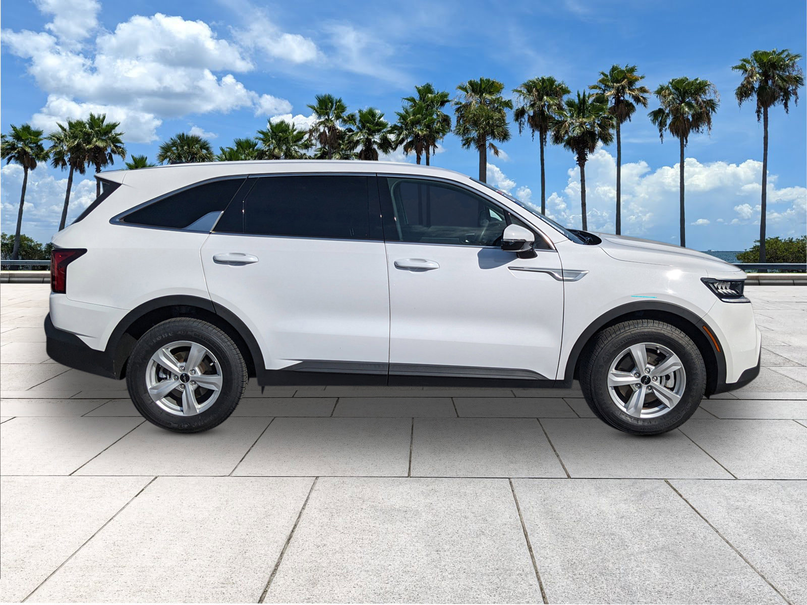 Used 2023 Kia Sorento LX image 9