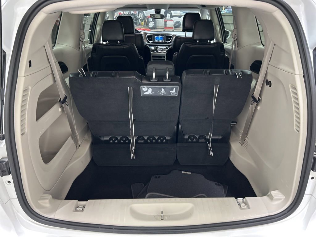 Used 2018 Chrysler Pacifica Touring-L FWD image 29