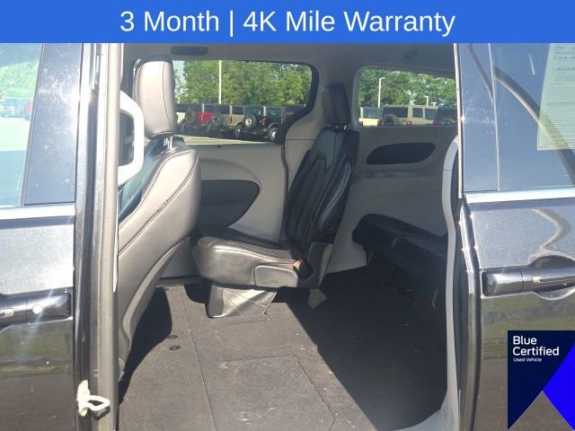 Used 2023 Chrysler Pacifica Touring-L FWD image 19