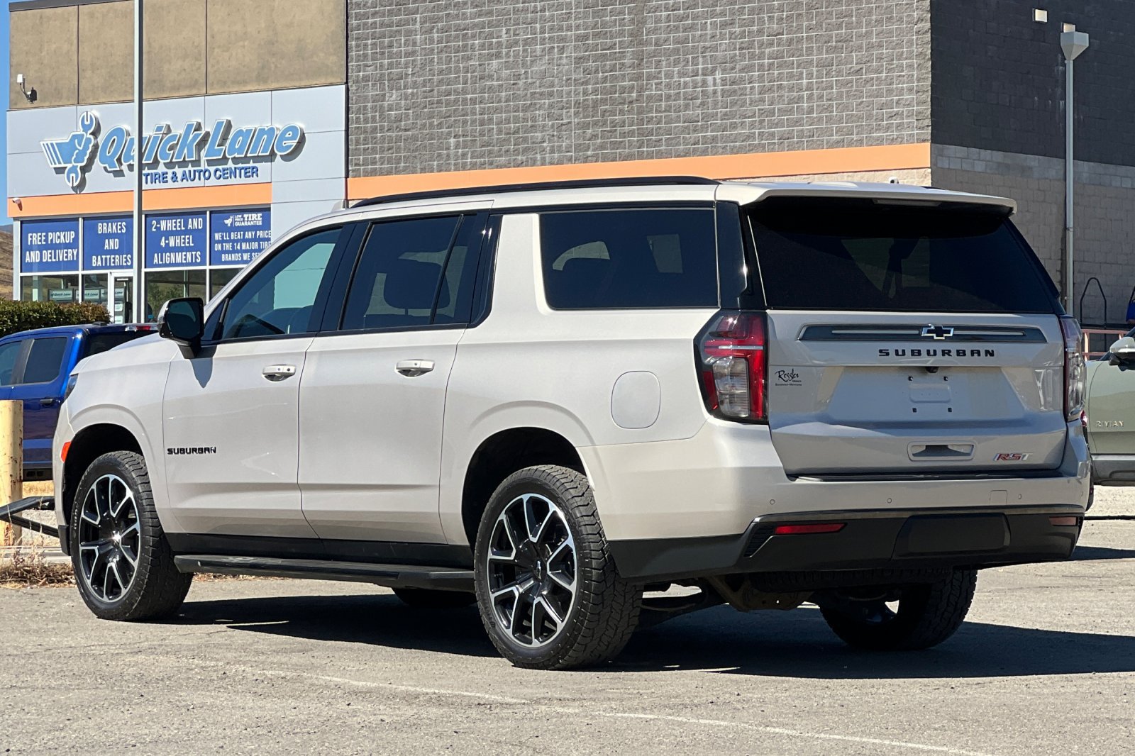 Used 2022 Chevrolet Suburban RST w/ Luxury Package AWD/4WD image 6