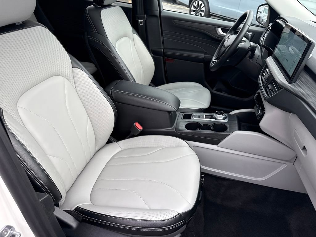 Certified 2025 Ford Escape Platinum w/ Premium Technology Package image 9