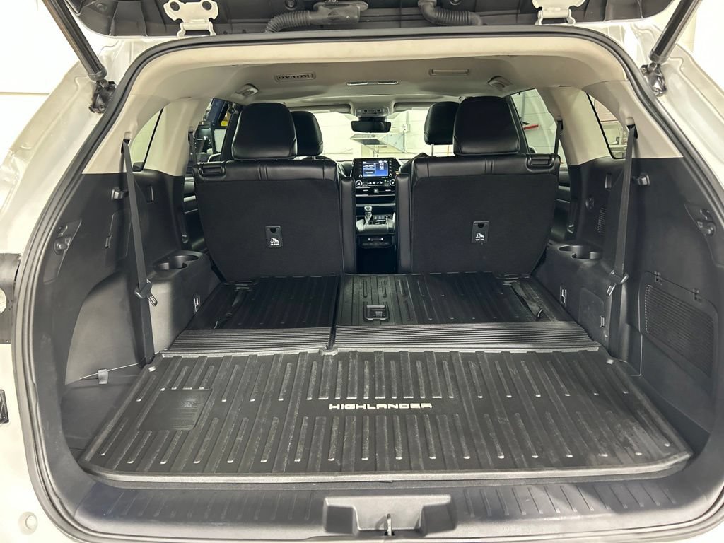 Used 2022 Toyota Highlander XLE AWD/4WD image 31