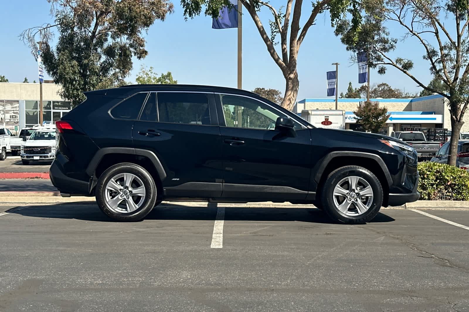 Used 2025 Toyota RAV4 LE AWD/4WD image 9