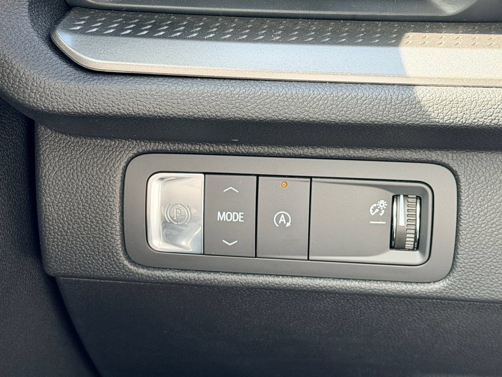 Used 2025 Chevrolet Traverse LT w/ Driver Confidence Package FWD image 24