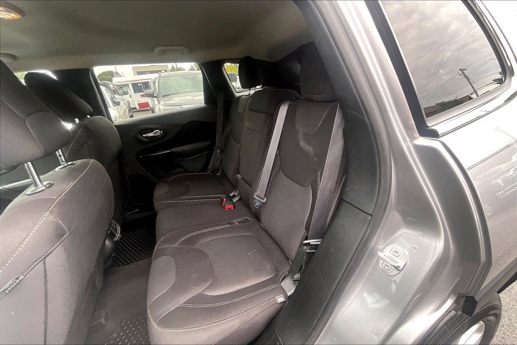 Used 2017 Jeep Cherokee Latitude w/ Safety/Convenience Group FWD image 25