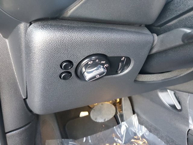 Used 2018 MINI Cooper 4-Door Hardtop image 18