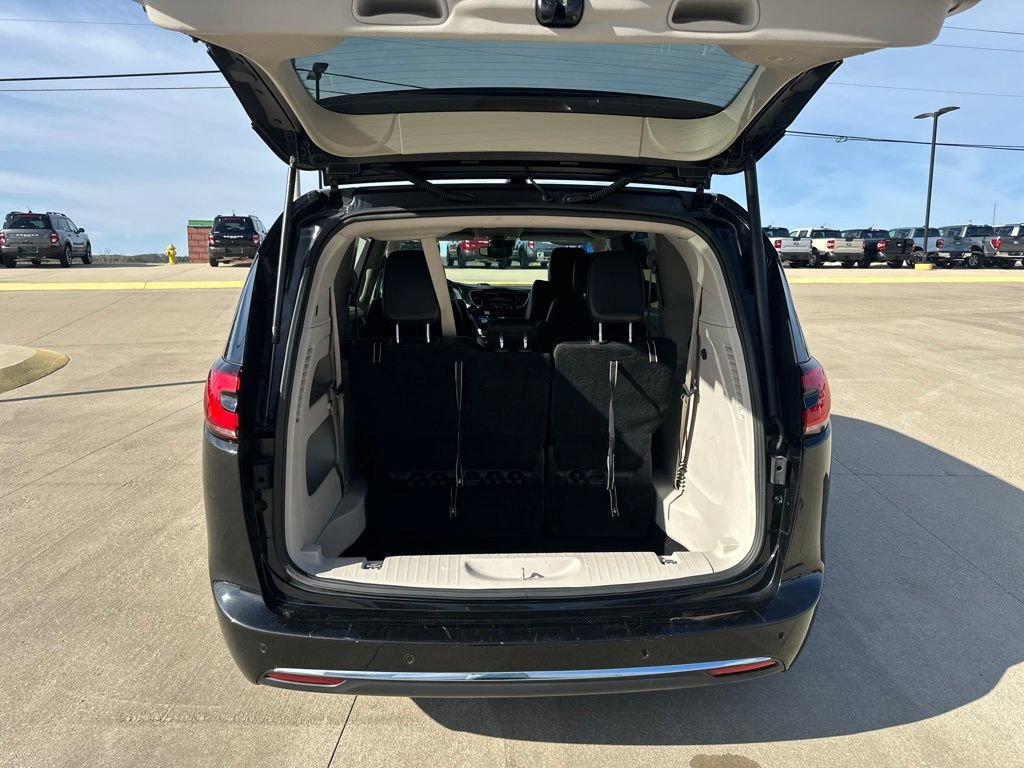 Used 2023 Chrysler Pacifica Touring-L image 44
