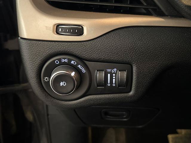 Used 2017 Jeep Cherokee Latitude w/ Cold Weather Group FWD image 18