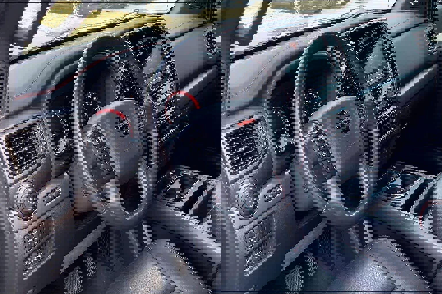 Used 2021 Nissan Titan PRO-4X w/ Pro-4x Convenience Package image 18