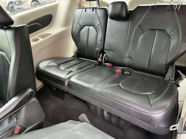 Used 2022 Chrysler Pacifica Touring-L FWD image 19