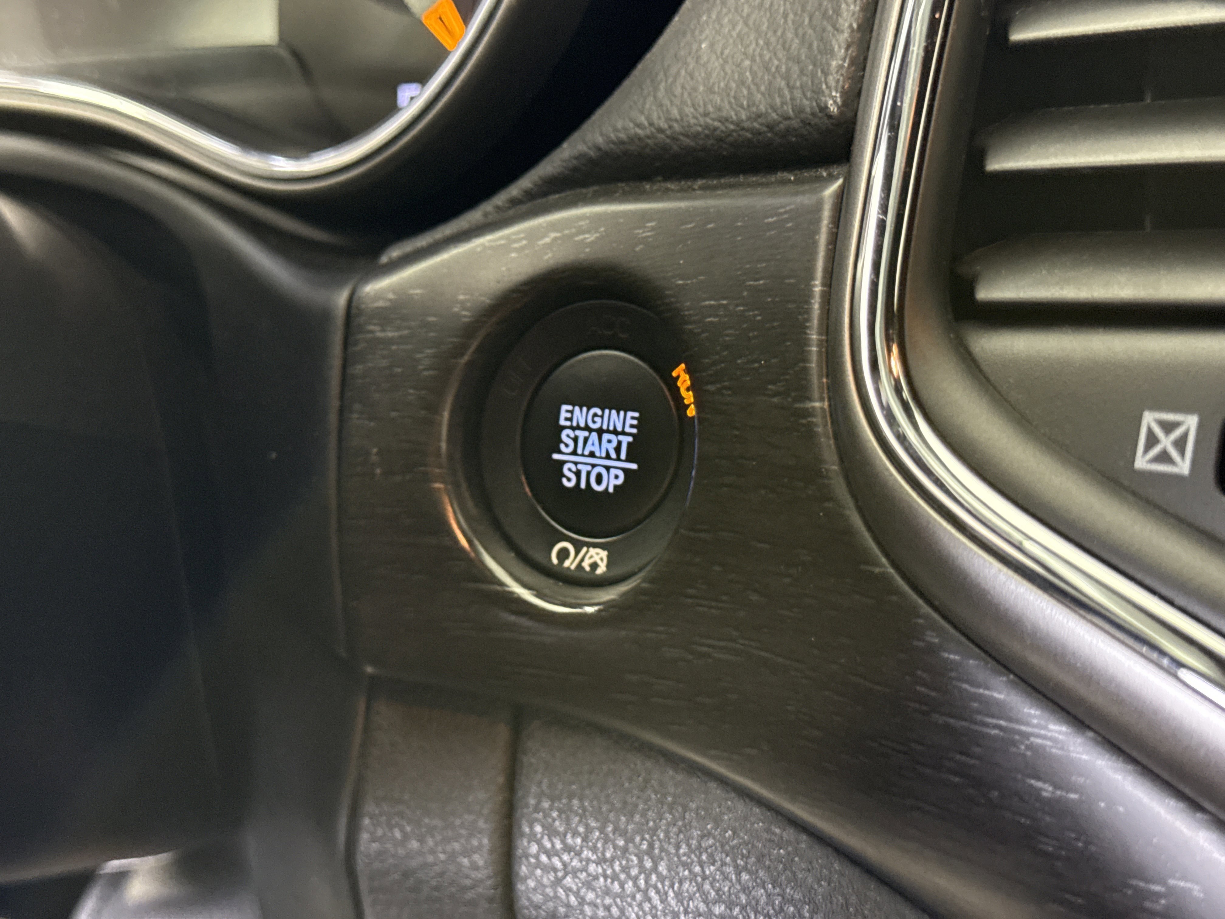 Used 2018 Jeep Grand Cherokee Altitude image 27