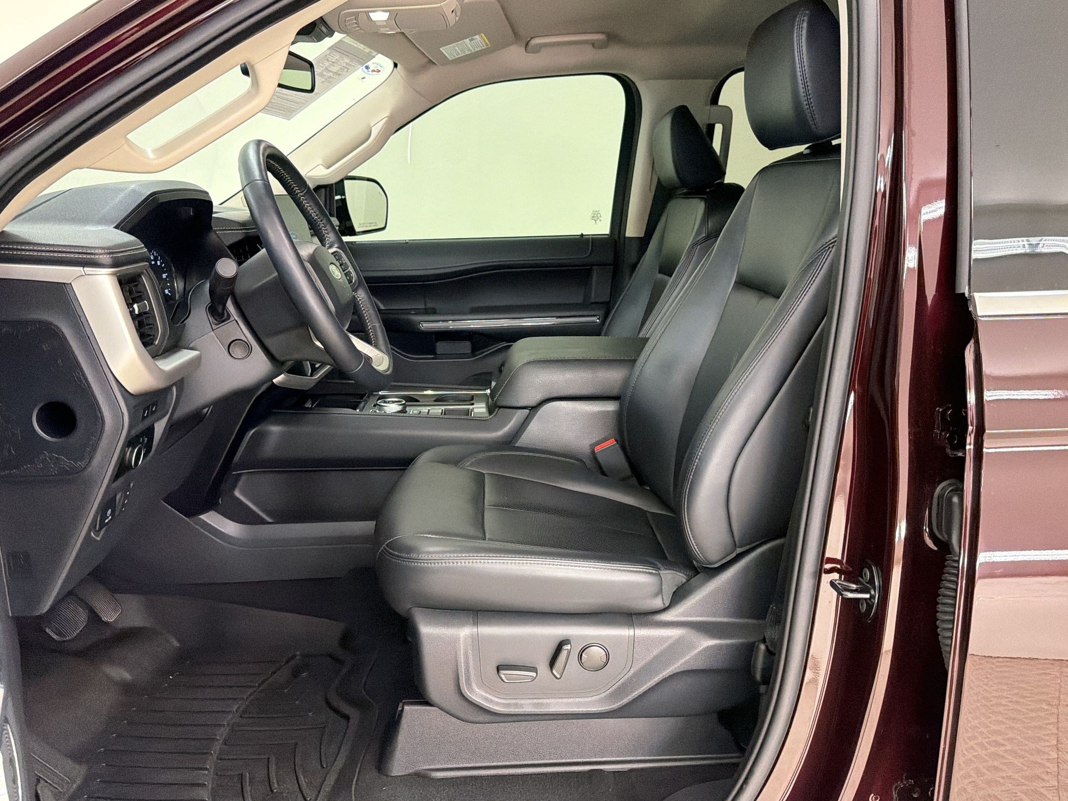 Certified 2024 Ford Expedition XLT RWD image 5