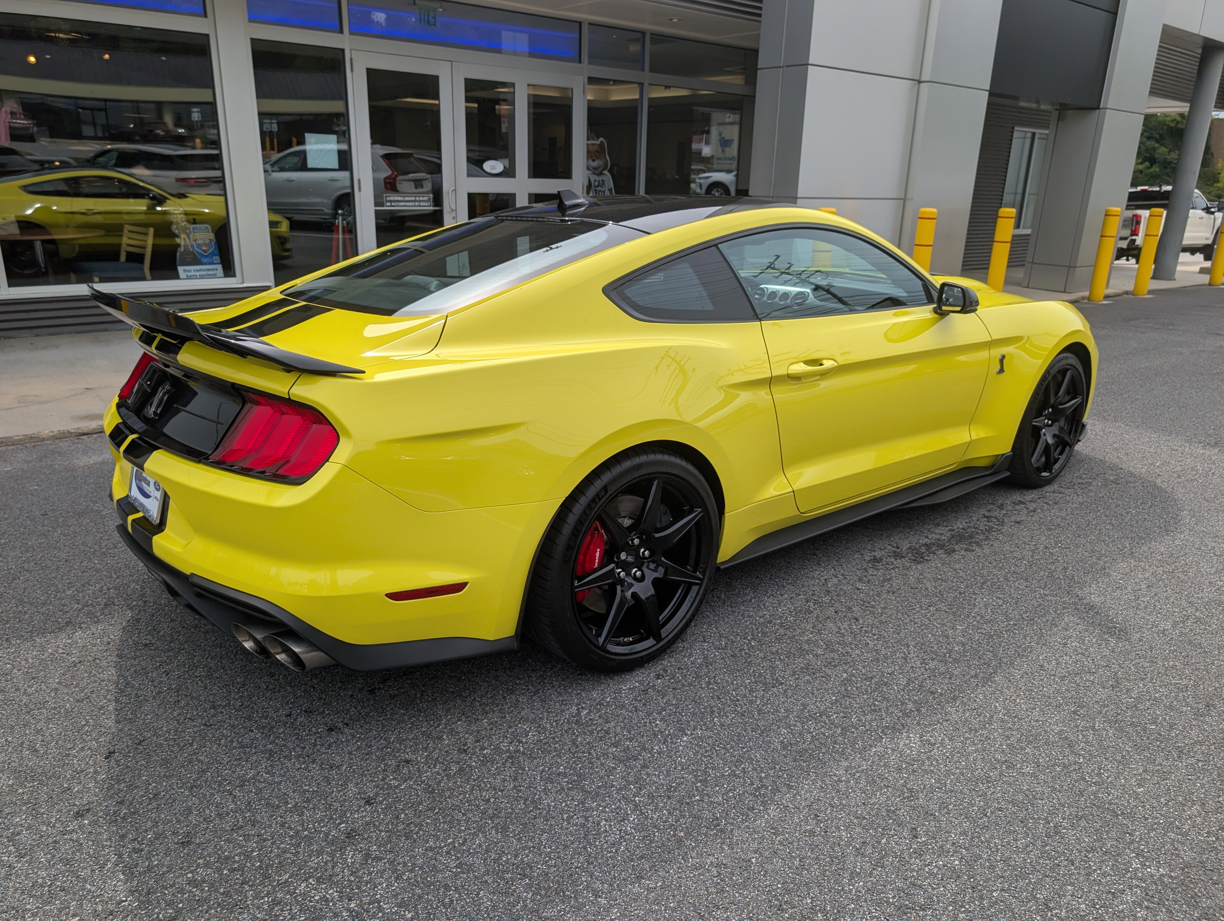 Certified 2021 Ford Mustang Shelby GT500 w/ Carbon Fiber Handling Package image 7