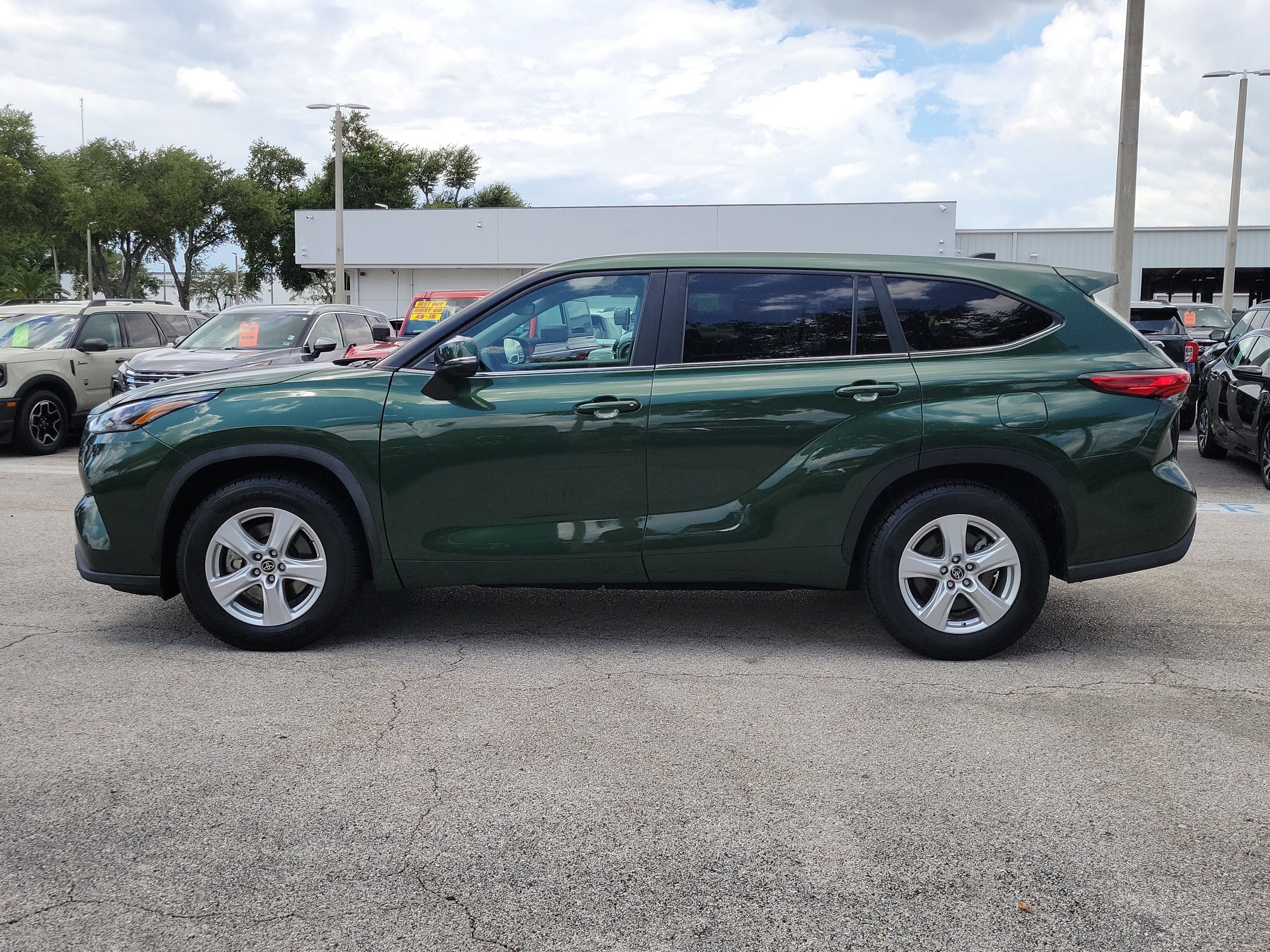 Used 2023 Toyota Highlander LE FWD image 6