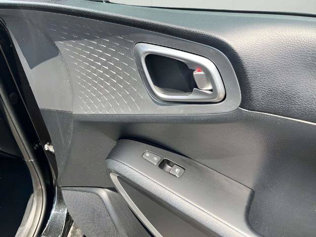 Used 2025 Kia Soul LX w/ LX Technology Package FWD image 9