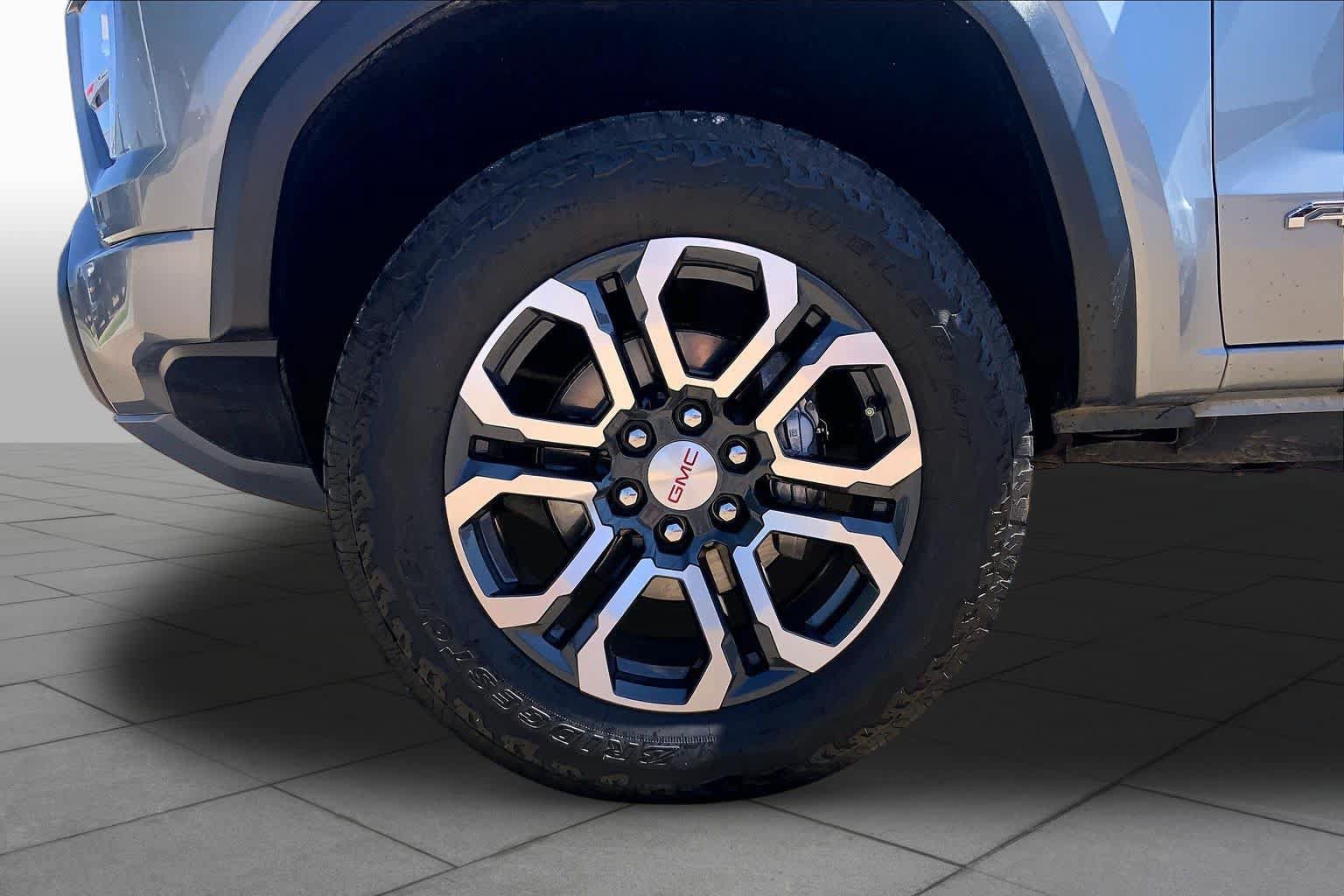 Used 2023 GMC Canyon AT4 w/ AT4 Premium Package AWD/4WD image 11