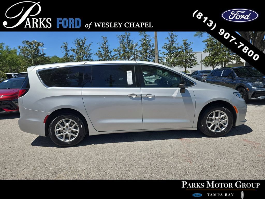Used 2024 Chrysler Pacifica Touring-L FWD image 2