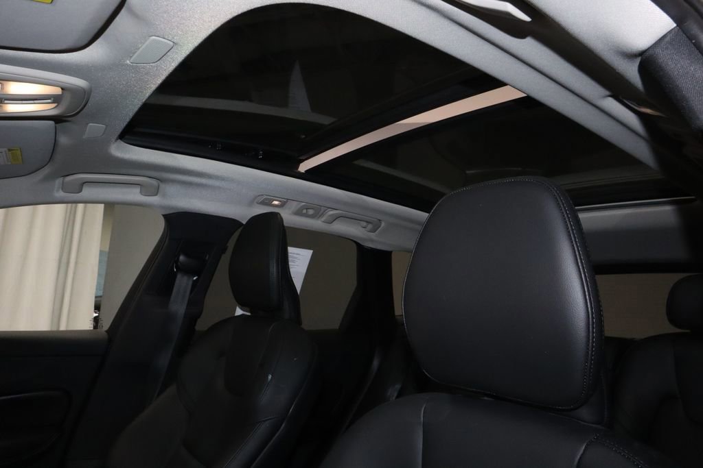 Used 2023 Volvo XC60 B5 Core AWD/4WD image 34