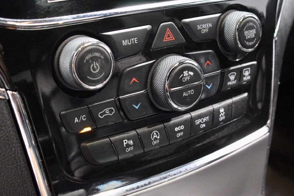Used 2021 Jeep Grand Cherokee Limited AWD/4WD image 32