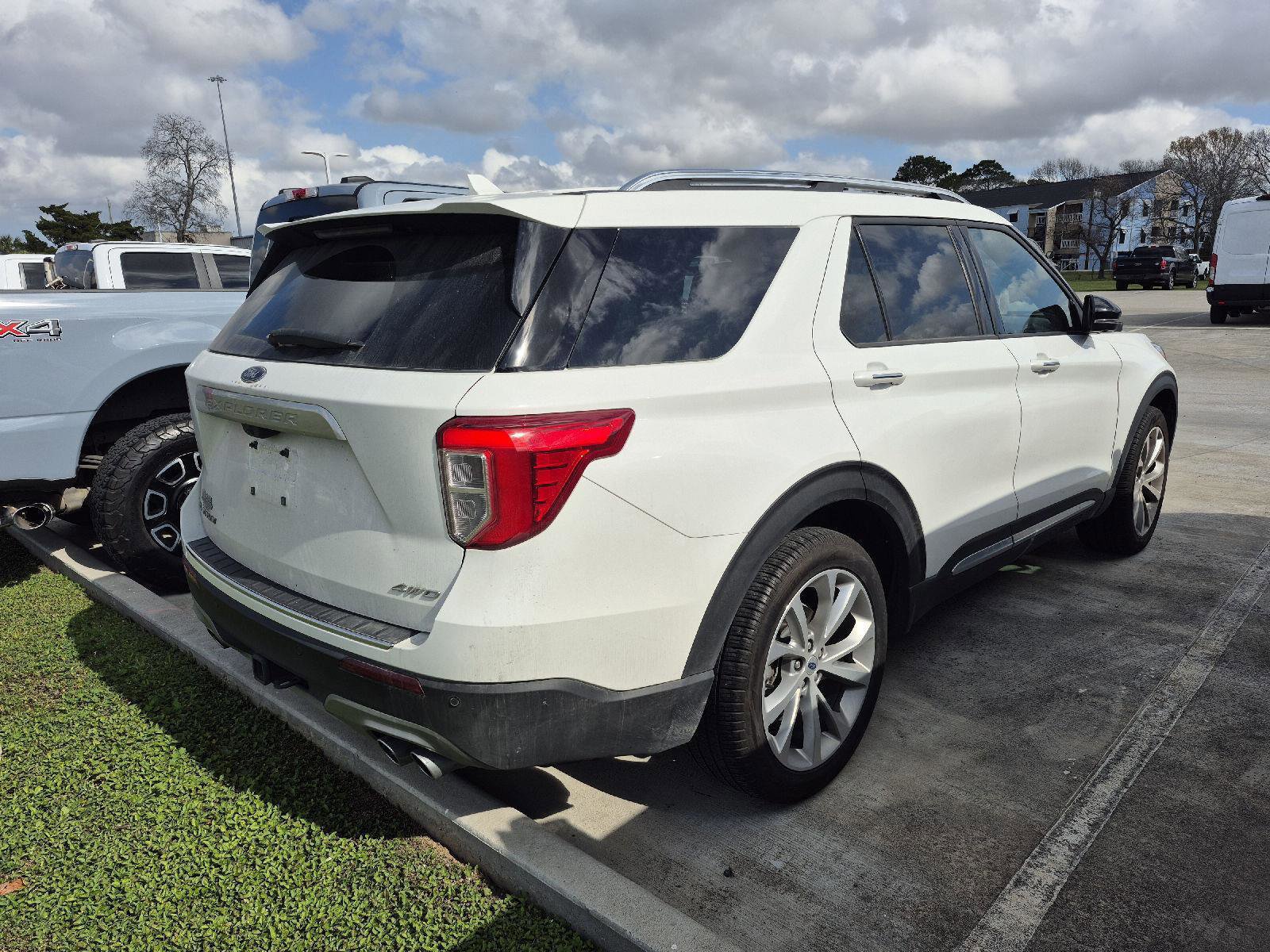 Certified 2023 Ford Explorer Platinum w/ Technology Package image 3