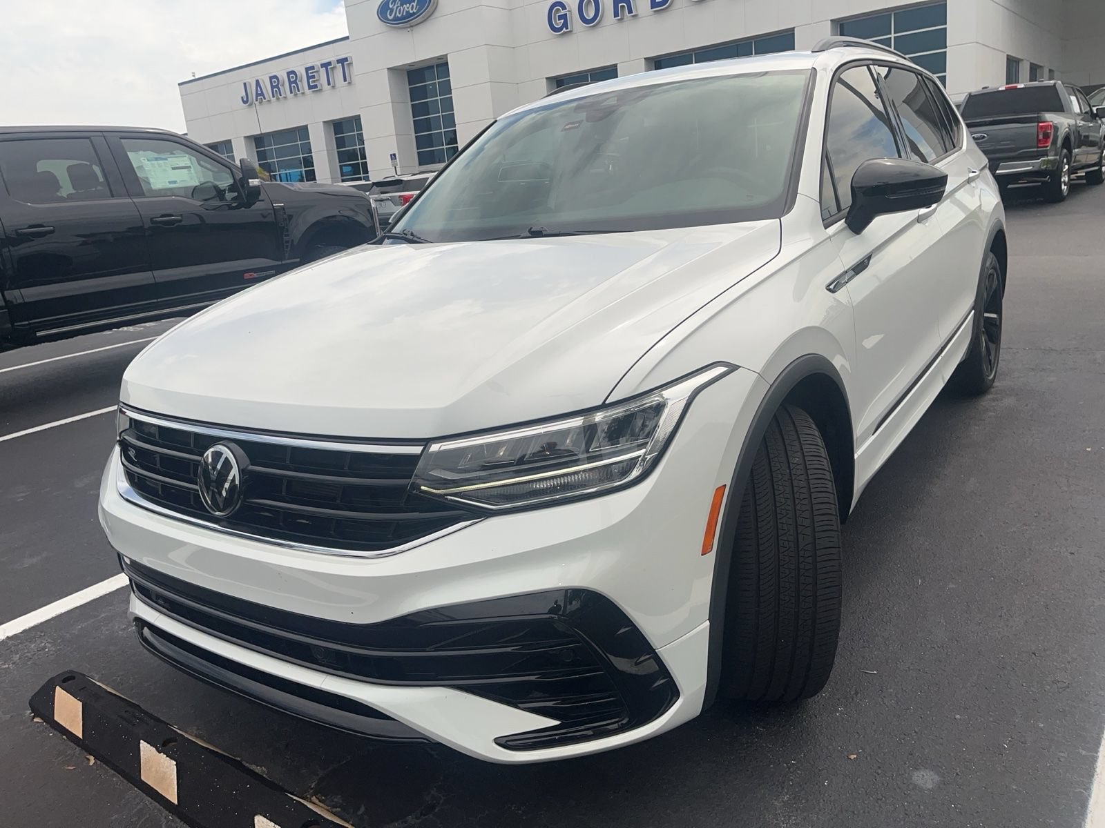 Used 2024 Volkswagen Tiguan SE R-Line AWD/4WD image 2