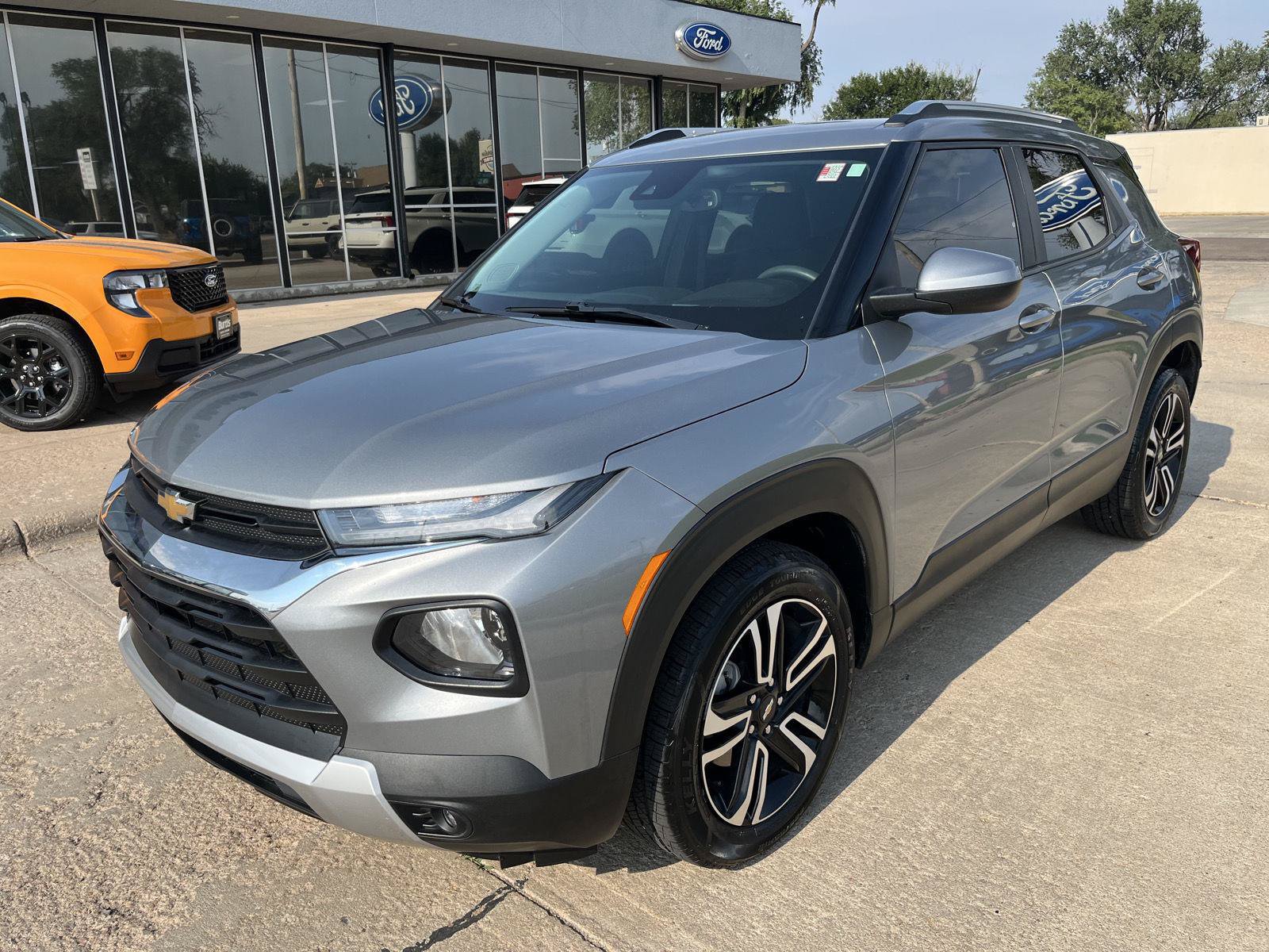 Used 2023 Chevrolet TrailBlazer LT w/ Convenience Package FWD image 2
