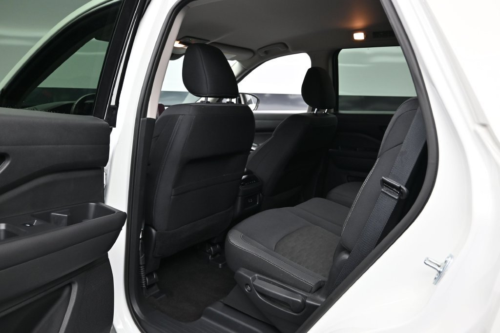 Used 2025 Nissan Pathfinder SV AWD/4WD image 15