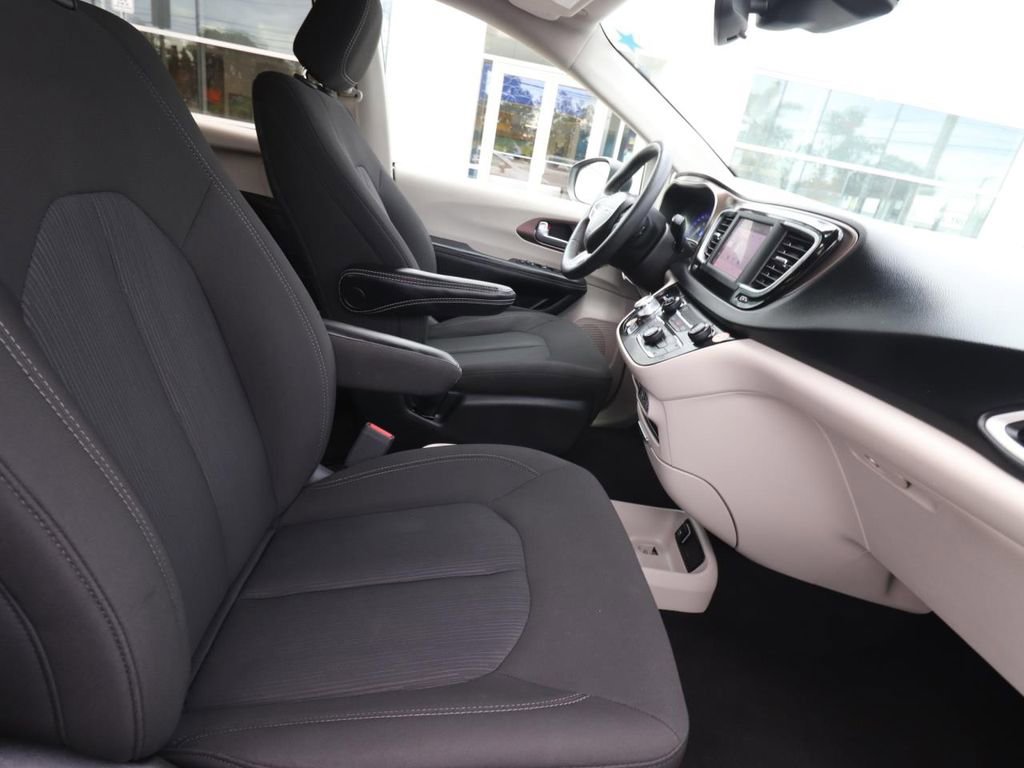 Used 2023 Chrysler Voyager LX FWD image 23