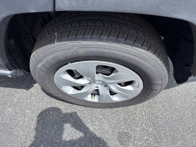 Used 2019 Toyota RAV4 LE AWD/4WD image 18