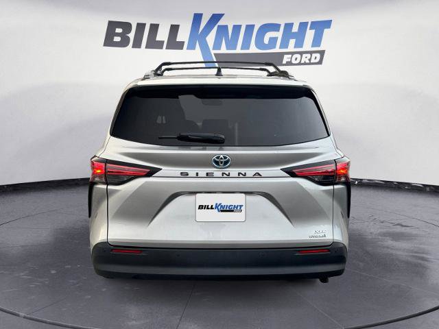 Used 2021 Toyota Sienna XLE image 4