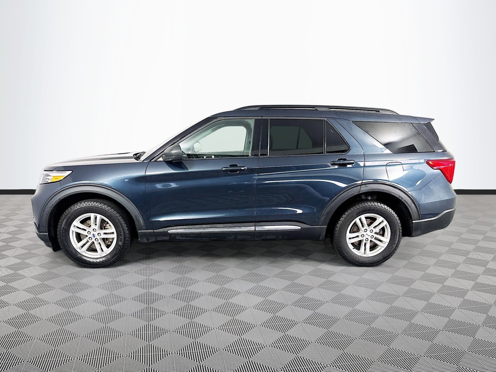 Certified 2022 Ford Explorer XLT w/ Equipment Group 202A AWD/4WD image 4