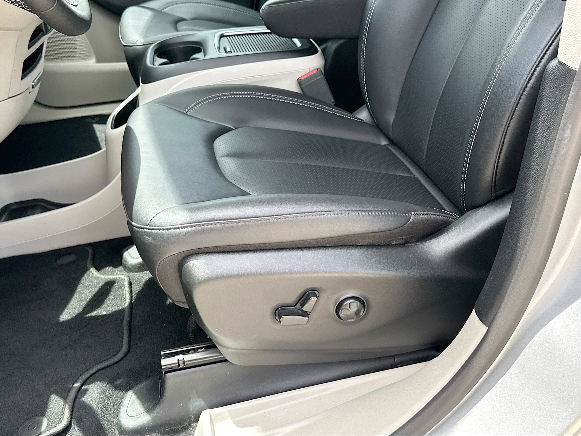 Used 2024 Chrysler Pacifica Touring-L FWD image 18