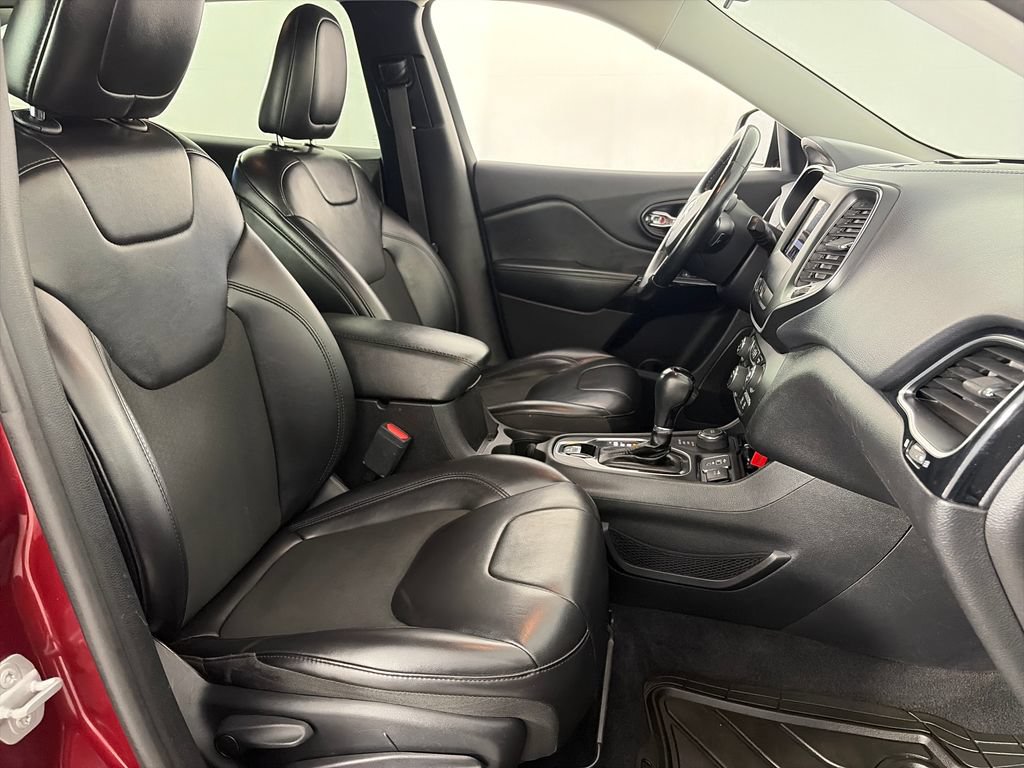 Used 2019 Jeep Cherokee Latitude Plus AWD/4WD image 32