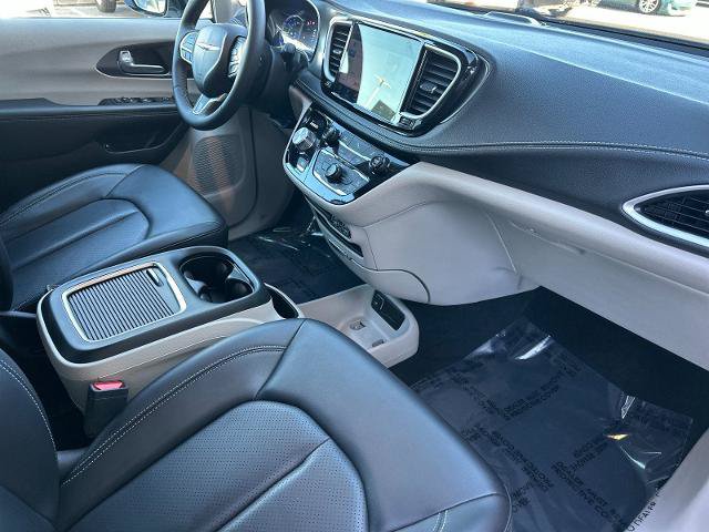 Used 2024 Chrysler Pacifica Limited FWD image 16