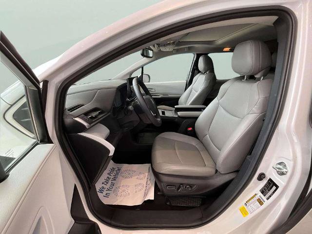 Used 2025 Toyota Sienna XLE FWD image 14