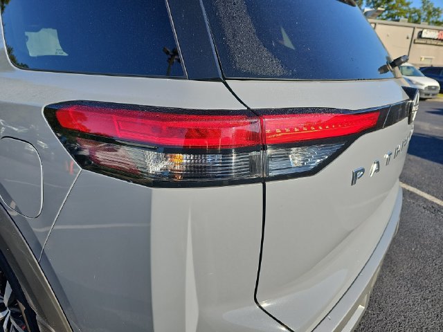 Used 2024 Nissan Pathfinder Platinum FWD image 38