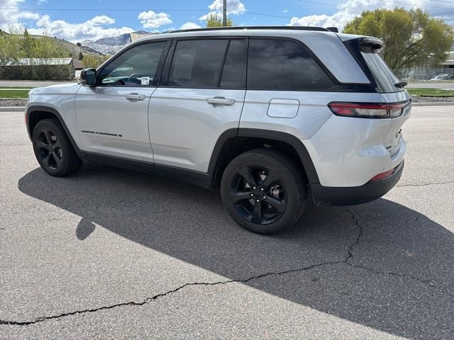 Used 2023 Jeep Grand Cherokee Limited w/ Luxury Tech Group II AWD/4WD image 4