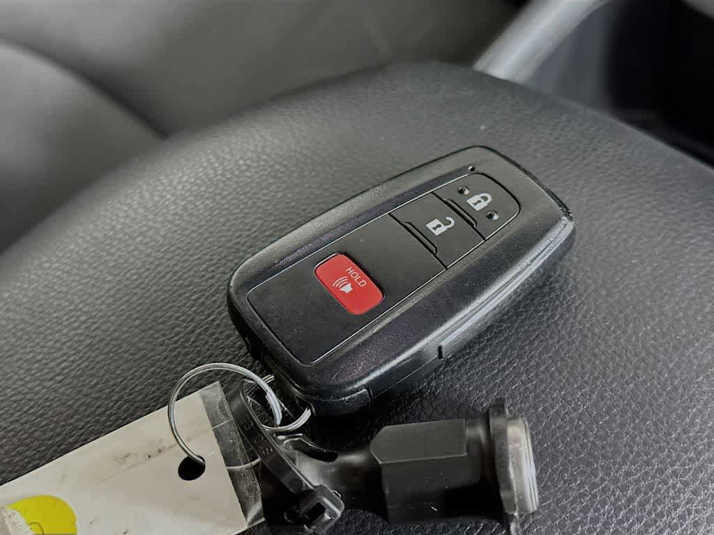Used 2025 Toyota RAV4 XLE AWD/4WD image 22