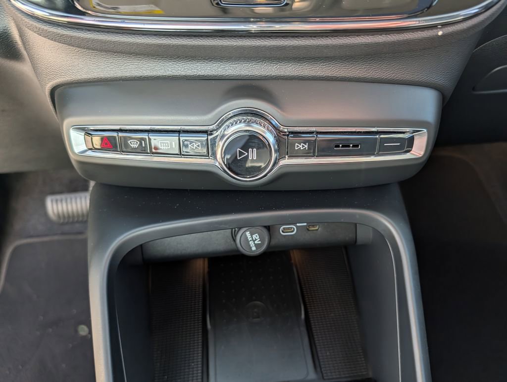 Used 2025 Volvo XC40 B5 Plus AWD/4WD image 13