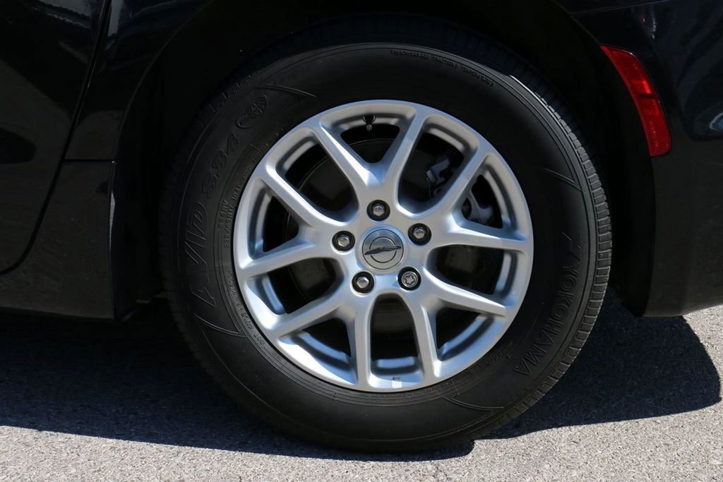 Used 2023 Chrysler Pacifica Touring-L FWD image 9