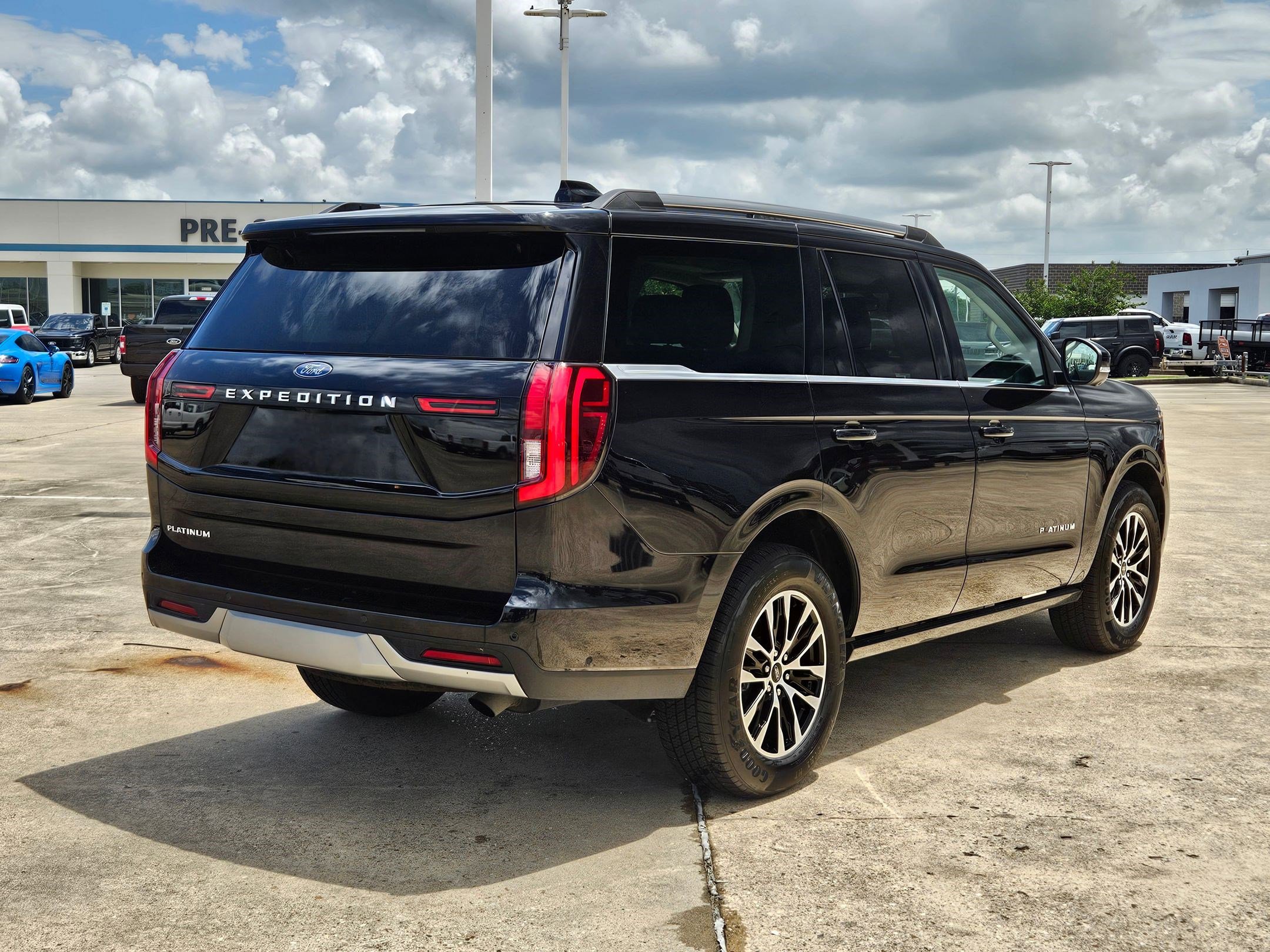 Certified 2025 Ford Expedition Platinum AWD/4WD image 3