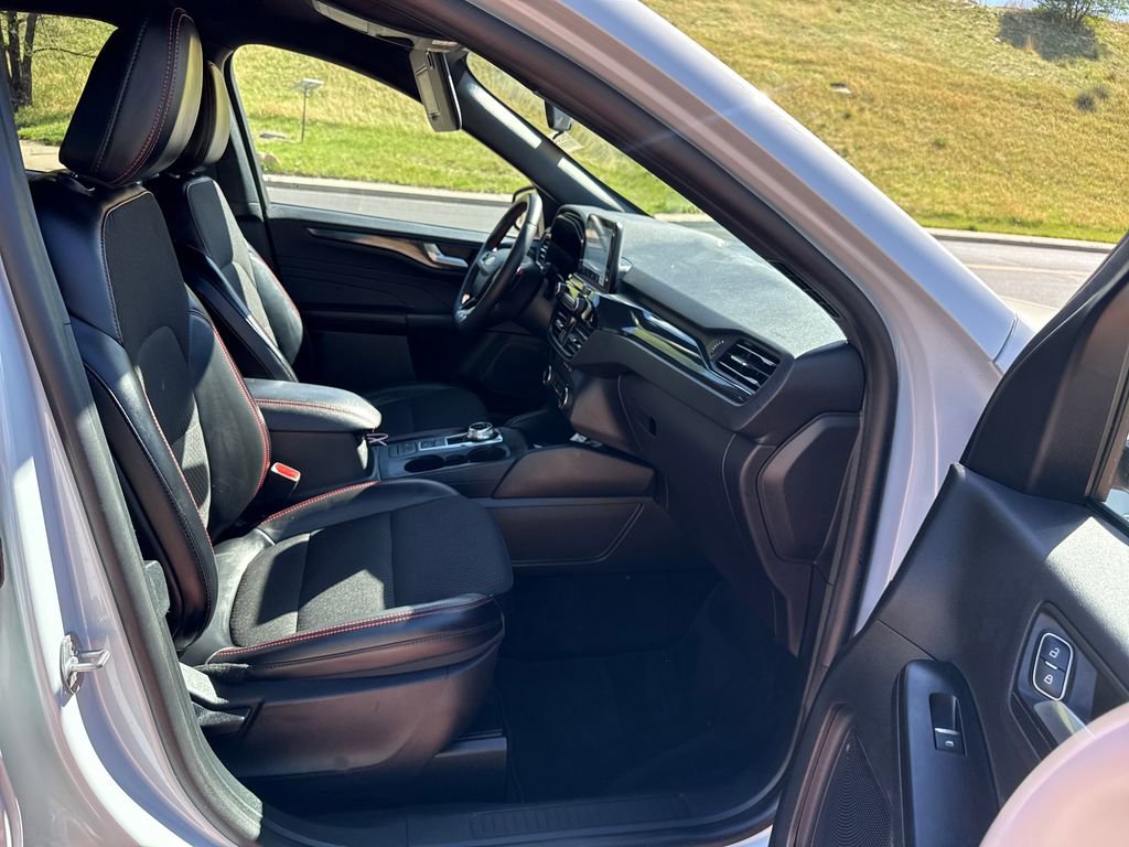 Certified 2025 Ford Escape ST-Line Select AWD/4WD image 26
