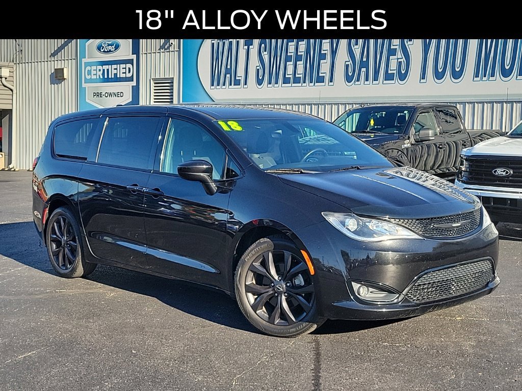Used 2018 Chrysler Pacifica Touring Plus w/ S Appearance Package FWD image 34