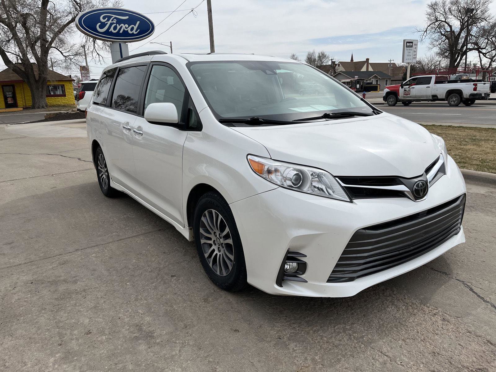 Used 2020 Toyota Sienna XLE w/ XLE Navigation Package image 4