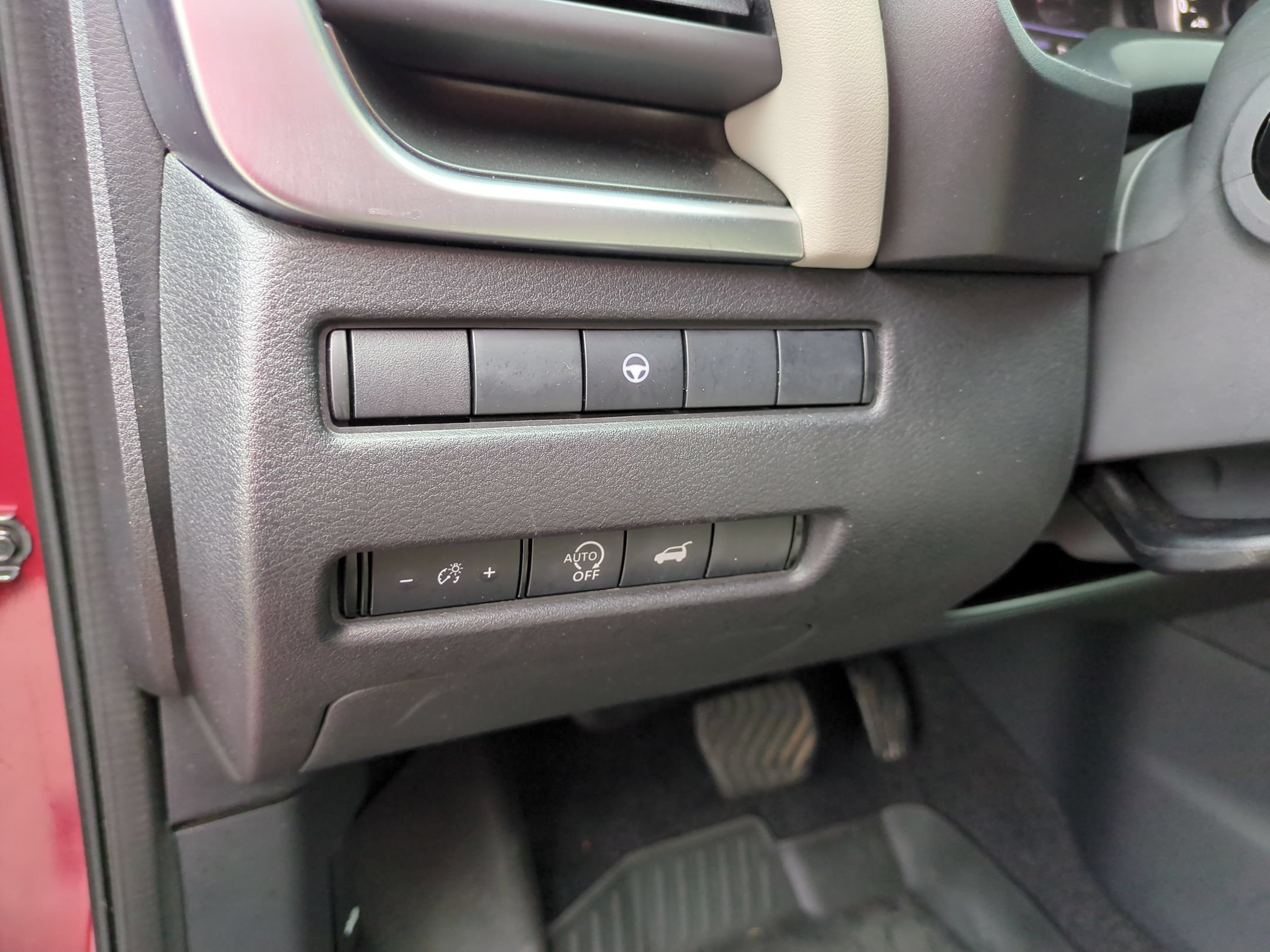 Used 2025 Nissan Rogue SV w/ SV Premium Package FWD image 18