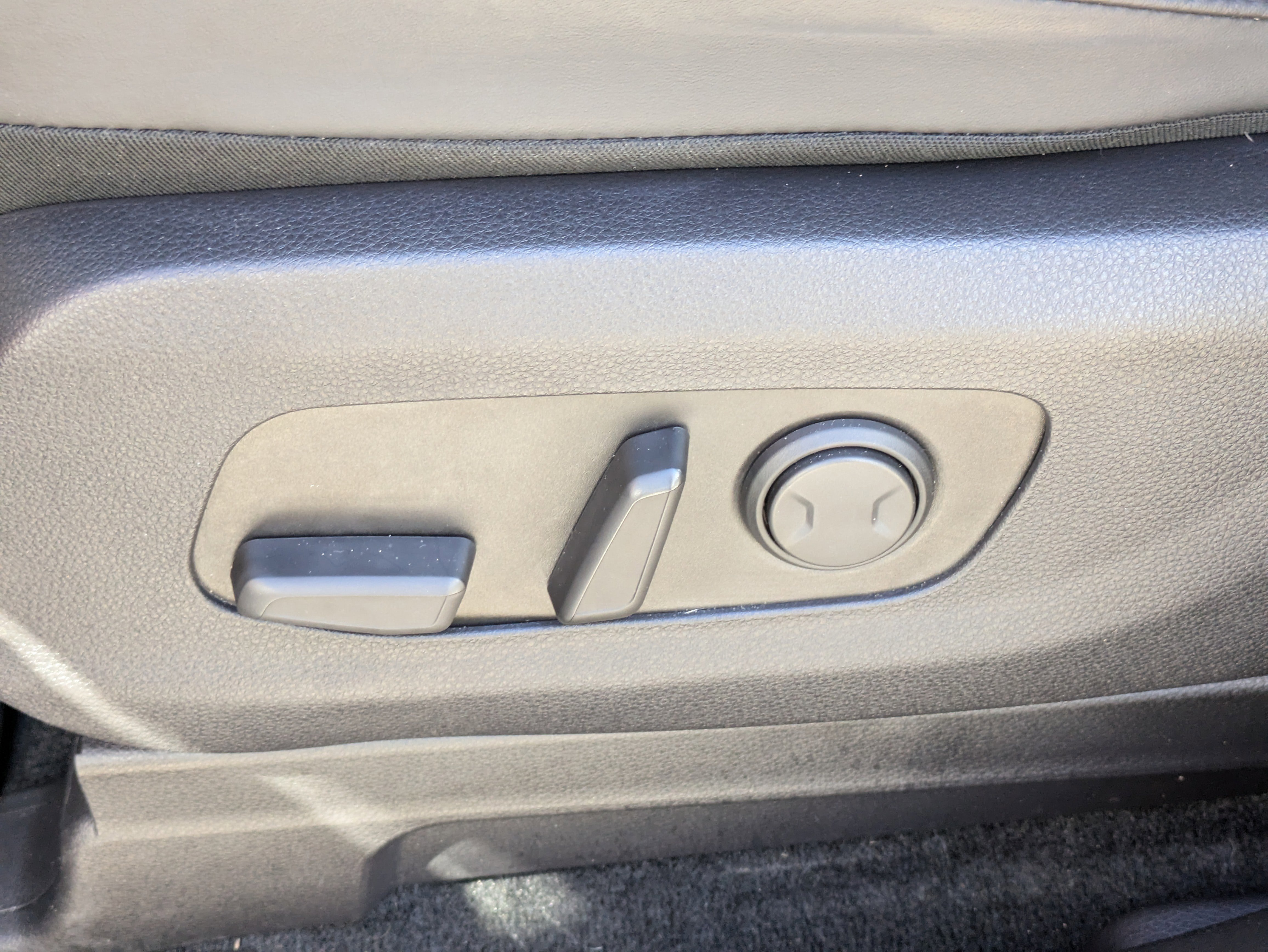 Used 2024 Kia Carnival EX image 23