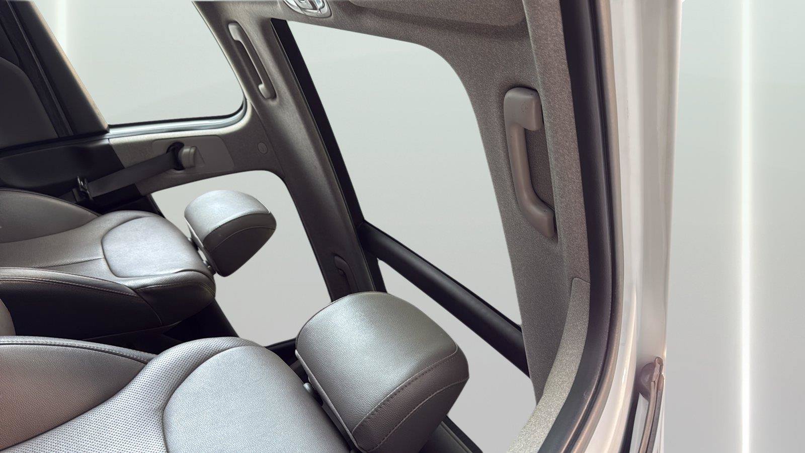 Used 2019 Hyundai Santa Fe Limited AWD/4WD image 16