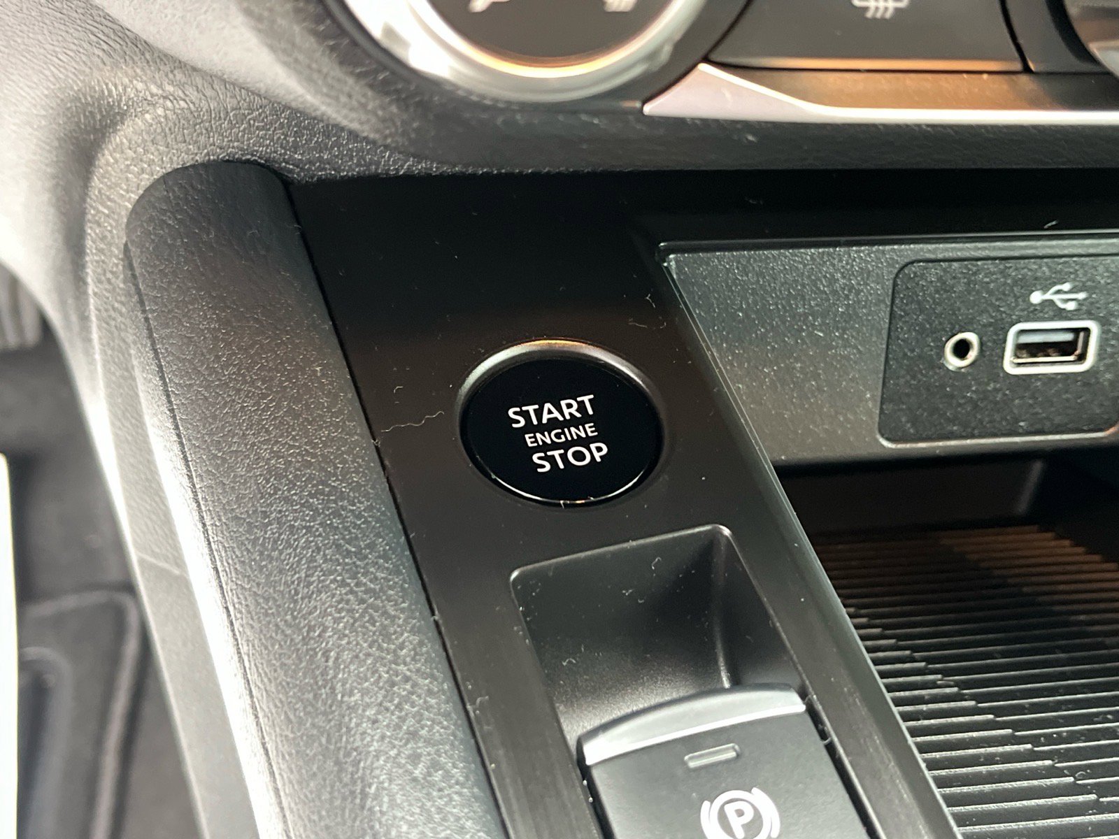 Used 2025 Nissan Kicks S w/ Charging Package image 8